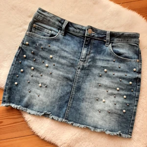Lågmidjad jeanskjol  - 🦋Lågmidjad jeanskjol med "pärldetaljer" och fransar längst ned. Från:Lindex Storlek: kids 164, men passar på mig som har storlek S/M🦋