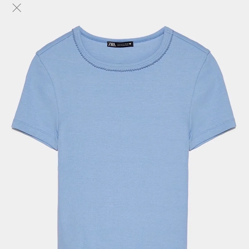 Fin blå tshirt från zara, helt oanvänd, enbart testad. T-shirts.