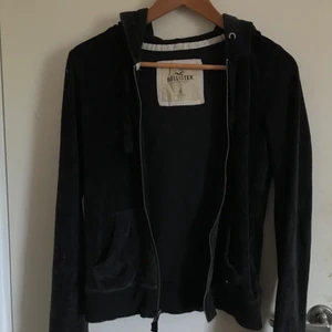 Svart Hollister kofta - Fin svart Hollister kofta i sammet liknande material i strl S. Köparen står för fraktkostnad alt mötas upp i Lund💕