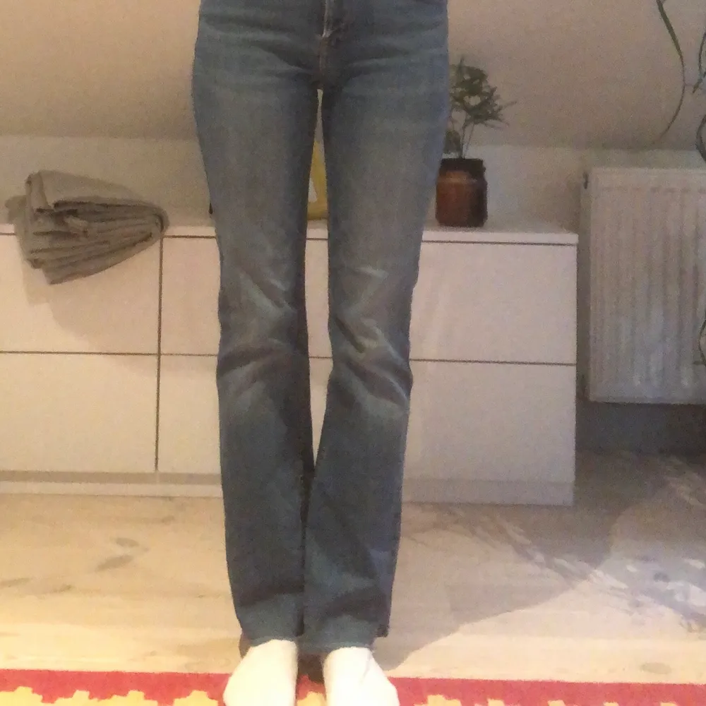 Säljer mina low waisted jeans då jag redan har många liknade. De sitter perfekt i längden för mig som är 167cm💕 . Jeans & Byxor.