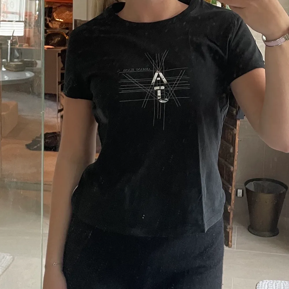 Svart T-shirt från Armani i storlek S som är nästan helt oanvänd💕. T-shirts.