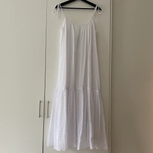 NY! Vacker sommaklänning H&M S - Vit lång sommarklänning / långklänning i storlek S. Vid/lös modell så passar även M. Från H&M. Dubbla tyg så med  ljusa underkläder syns det ej genom. Ny med lappar kvar!
