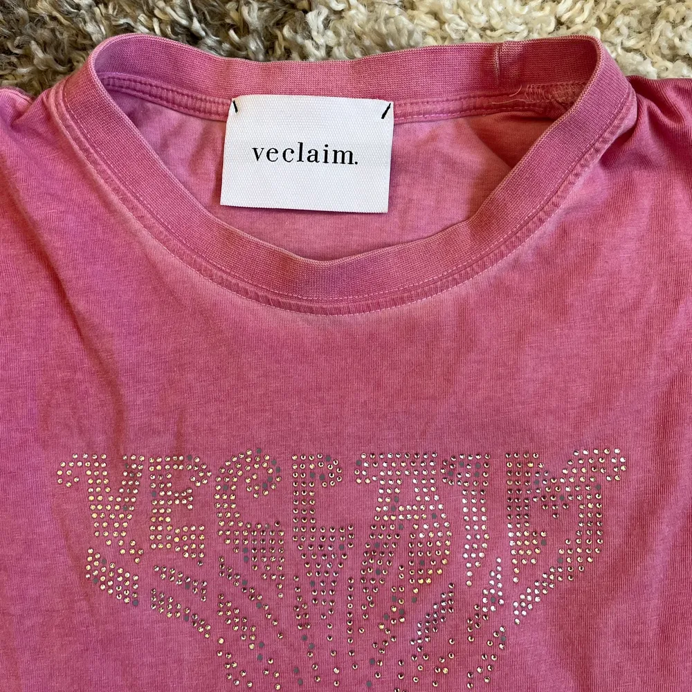 Jättesnygg solblekt effekt med rhinestones. Köpte i somras i polen, från en nystartad liten butik . T-shirts.