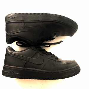 Air force 1 - Svarta air force 1 i storlek 38, köpta 2018 men har ej använts sen 2019! knappt creasade, litet hål på insidan men stör ej, skosnörets toppar är också något slitna💅 cond 7/10, nypris 999kr
