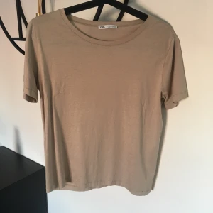 T-shirt från Zara - Tunn beige t-shirt från Zara, strl L men är mindre i storleken