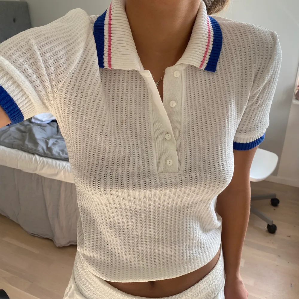 Så fin ” tennis skjorta ” från zara köpt förra sommaren men aldrig använd . Toppar.