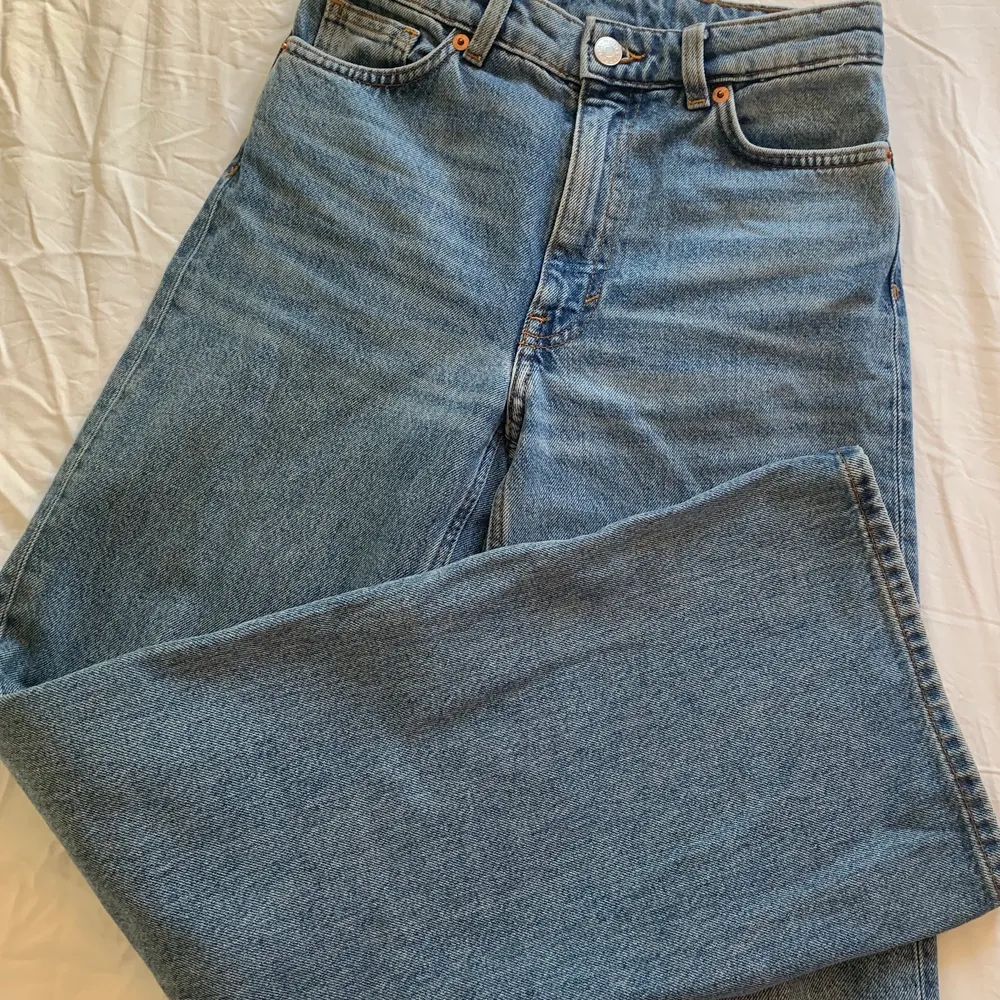 Blåa jeans från Monki i modellen Yoko. Storlek 24. På höger bakficka finns ett vitt litet färgstänk, men inget man lägger märke till (bild 3). Annars i nyskick! 🌸. Jeans & Byxor.
