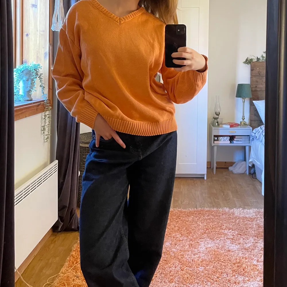 Skitcool orange stickad tröja som inte riktigt var min stil! Frakt ingår ej!🧡 (kolla gärna in min profil, vill bli av med allt och priser går att diskutera!). Stickat.