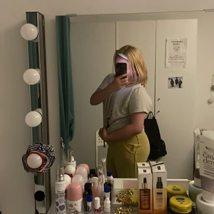 Design by.. kommer ifrån: kappahl  - Väldigt stretchiga, helt okej skick, passar jätte bra, man kan även knyta så  om dom skulle vara förstora så kan man bara knyta! Gammal: kanska gamla. Men inte använt dom. Dom har legat utanlgla i min garderob. Kanske använt dom 2-3ggr. 