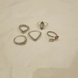 Ringar - 5st söta ringar, använt 2-3 gånger. Kan säljas separat för 10 kr styck eller alla för 45kr (: