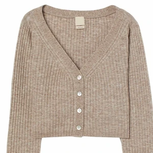 Wool blend kofta  - Super söt stickad kofta i wool blend men som tyvärr är förliten för mig. Därav säljer jag den till en ny ägare 🥹 obs jag fraktar endast paket och tar endast swish 💕