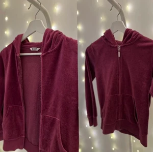 Storlek 146-152 frakt 25kr - Här är min super köna flis från H&M. Har inte använts så mycket. Säljer för att den har blivit för liten, storlek 146-152. Den är lite knopprig men det syns inte på bilderna, dragkedjan är inte trasig eller nått funkar som om den vore ny och förutom att den är lite knopprig är skulle jag säga att den är som ny. Skriv gärna om ni är intresserade eller vill ha fler/tydligare bilder. (Frakt 25kr)