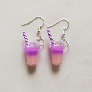 Örhängen - Lyxdrink - Nya oanvända nickelsäkra örhängen. Handgjorda i Sverige. Höjd ca 20mm. Levereras i förseglad förpackning.