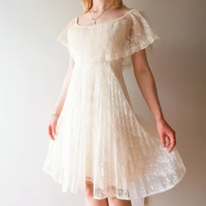 Vintage klänning - Strålande vacker vintageklänning! Den är köpt här på plick till skolbal för två år sedan men har aldrig använts. Jättesöt till studenten, skolbalen eller andra tillställningar. Det är en mindre brun fläck på magen av något som är spillt av förra ägaren, men det syns inte mycket och går säkert bort i tvätten. Toppenklänning! 🌸🌸