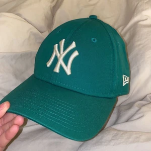 New Era keps  - Säljer min New Era keps i grön då den inte kommer till användning. Skulle säga att den är i nyskick, bara använd några fåtal gånger. Sista bilden ger färgen mest rättvisa! 100 kr+frakt