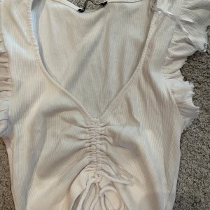 ❗️Vit volangtopp från zara❗️ - 💕Säljer denna toppen då jag inte använder den längre. Toppen är i storlek S💕