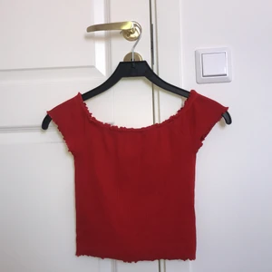 Cara off shoulder top, strlk S - Ribbad off shoulder topp med korta ärmar och veckade kanter.