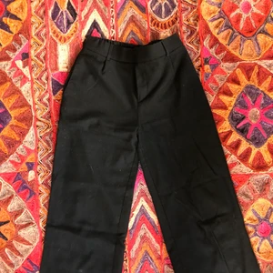 Svarta Kostymbyxor - Med resår och supersköna!! Är lite noppriga och är därför extra billiga. Fortfarande i fint skick