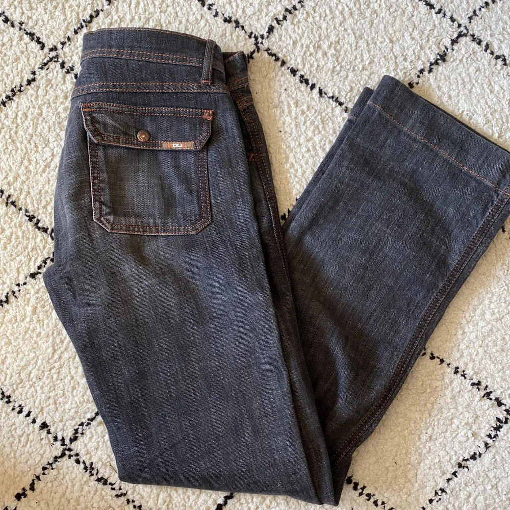 Supercoola gråsvarta lågmidjade jeans med orangea detaljer!! Säljer pga av att de tyvärr inte kommer till användning… <3 (skriv för mer bilder) . Jeans & Byxor.