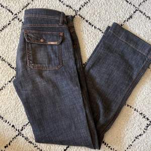 Supercoola gråsvarta lågmidjade jeans med orangea detaljer!! Säljer pga av att de tyvärr inte kommer till användning… <3 (skriv för mer bilder) 