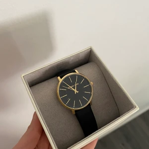 MICHAEL KORS KLOCKA OANVÄND NYSKICK - NYSKICK : inköpspris - 3000kr. Säljer pågrund av att jag inte använder mig utav guld då jag endast äger silversmycken ‼️Skickas inom 24 timmar‼️