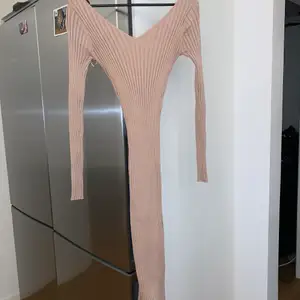 Superskön stretchig klänning från H&M i Strl L. Passar på nästan alla storlekar då den sitter åt runt kroppen men är väldigt stretchig. Går ner precis under knäna. 