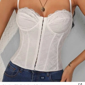 Korsett  - Säljer min vita korsett från shein, storlek M. 