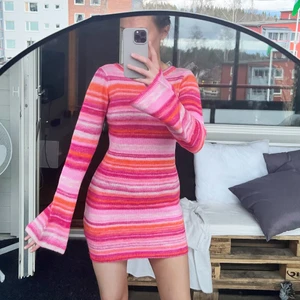 Stickad klänning XS - Säljer denna populära stickade klänning från Nelly i storlek XS. 