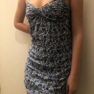 Klänning storlek S  - Jättesöt blommig klänning 🦋🌸 vet inte riktigt vart den är i från , köptes för något år sedan men inte kommit till användning 💓 Jätteint skick och perfekt sommarklänning 🌸 i storlek S. 100kr inklusive frakt 🌸🌸🦋