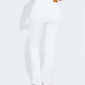 Vita Bootcut jeans från Bik Bok - Köpte dessa några månader sen för 599 men säljer nu för 350. De är w27 L34. Super snygga och bekväma men säljer då ja har flera liknande, har använt dem en gång och inget mer än de så i nyskick. 