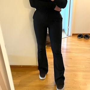 Kostymbyxor från Primark - Så snygga lågmidjade bootcut kostymbyxor från Primark! Sitter otroligt snyggt på🖤 Bra skick! 