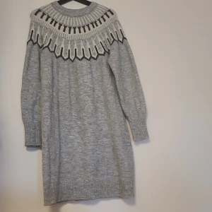 Stickad klänning - Stickad klänning. Ny, använd fåtal gånger. Vero Moda från Zalando.