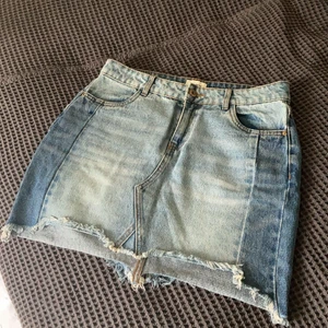 JEANSKJOL || ONLY - Blå jeanskjol med från ONLY i Strlk 34. Mycket fint skick, använd ett fåtal gånger. 🦋