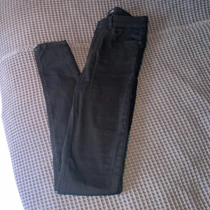 STUPRÖRSJEANS || HAPPY HOLLY - Svarta stuprörsjeans med mycket stretch från HAPPY HOLLY, BUBBLEROOM. Strlk 36 (short). I nyskick, aldrig använda, endast provade! ♟
