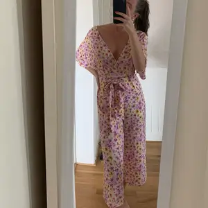 En byxdress i sommar-aura!!💓🌸🌸💘🌤🌻 är huur skön som helst i material och sitter så nice. Den har en knytning i midjan🍰 jag är 171 cm lång 