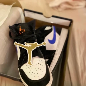 Air Jordan Mid Black Racer Blue  - Säljer nu mina fina Air jordan 1 Mid black racer blue GS. Sparsamt använda och bra skick, dom passar 38 också 🌸 Pris kan diskuteras vid snabb affär! 