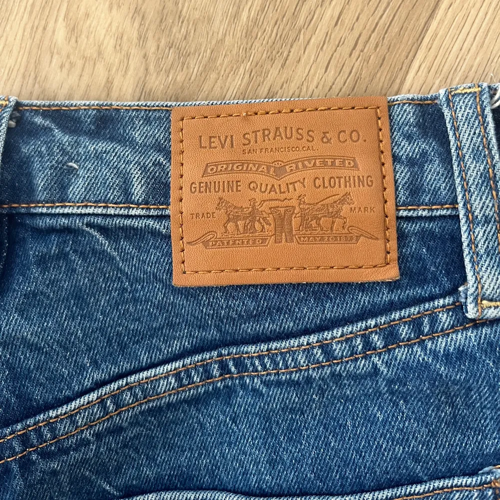 Säljer mina relativt nya jeans från Levi!! Köpta för 1100kr och använda endast ett fåtal gånger. De är mer klarblåa än på bilderna. Frakt tillkommer 🌸. Jeans & Byxor.