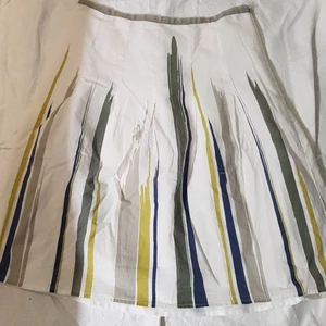 Kjol från VILA  - Superfin Knällång kjol från VILA i strl S. Jättebra skick. Säljes för 50 kr.