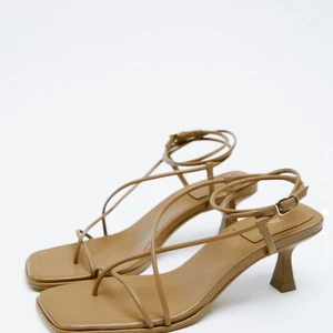 SÖKER ZARA sandaler i skinn med klack och tunna remmar - SÖKER zara skinnsandaler med tunna remmar i stl 38 (37 & 39 går också) från SS21 säsongen. 