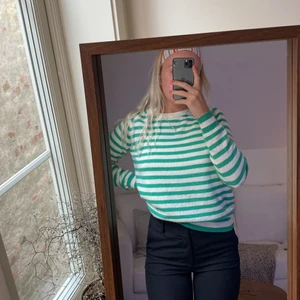 Tröja från Zara i 100% bomull - Tröja från zara i 100% bomull. Nypris 559 helt slutsåld på hemsidan. Kom med bud 💚