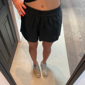 Skinn shorts - Säljer dessa skin shorts ifrån zara💕 storlek Xs men är stretchiga, kontakta vid intresse🥰 köparen står för frakt!