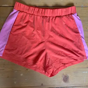 Säljer dessa snygga shorts från monki i rött med rosa revärer på sidorna. Väldigt mjukt material och använt sparsamt. Storlek medium. 