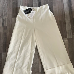 Vero Moda Culotte byxa Stl M  - Oanvända med prislapp kvar! Fodrade så att de inte blir genomskinliga! Finbyxor med dragkedja på höger sida /höft! Nypris 499:-