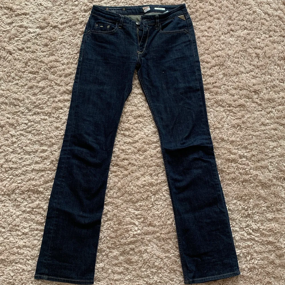 Mörkblå lågmidjade jeans från Replay. Använda fåtal gånger, fint skick! Raka i benen och sitter bra på mig som är 172cm lång 💗. Jeans & Byxor.