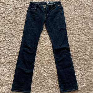 Mörkblå lågmidjade jeans från Replay. Använda fåtal gånger, fint skick! Raka i benen och sitter bra på mig som är 172cm lång 💗