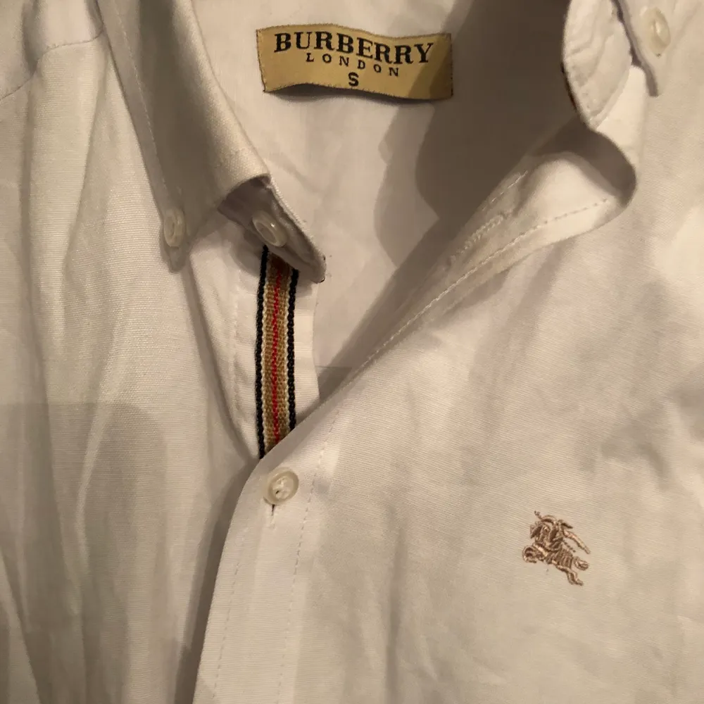 Burburry skjorta Vintage plagg i storlek S men passar mer XS/XXS. Skjortor.