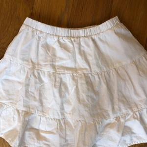 Vit volang kjol - Vit volang kjol ifrån Berska 💗 storlek: M men sitter som S!! 100kr plus frakt 📦🚚 (66kr i frakt) en väldigt härlig kjol att ha nu till sommaren 👌🏻