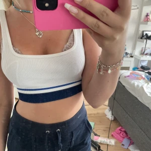 Linne  - Vitt ribbat linne med blå detalj! Helt oanvänt ,perfekt till sommaren!☀️