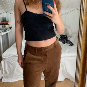 Manchesterbyxor  - Ett par lågmidjade bruna manchesterbyxor som jag säljer pga för långa :/ (är 157cm) det står ingen storlek men jag är vanligtvis S/M! Skriv för fler bilder🥰