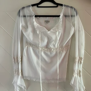 Söt topp  - Söt topp med ärmar i nät och knytning fram, fin nu till sommaren🤗